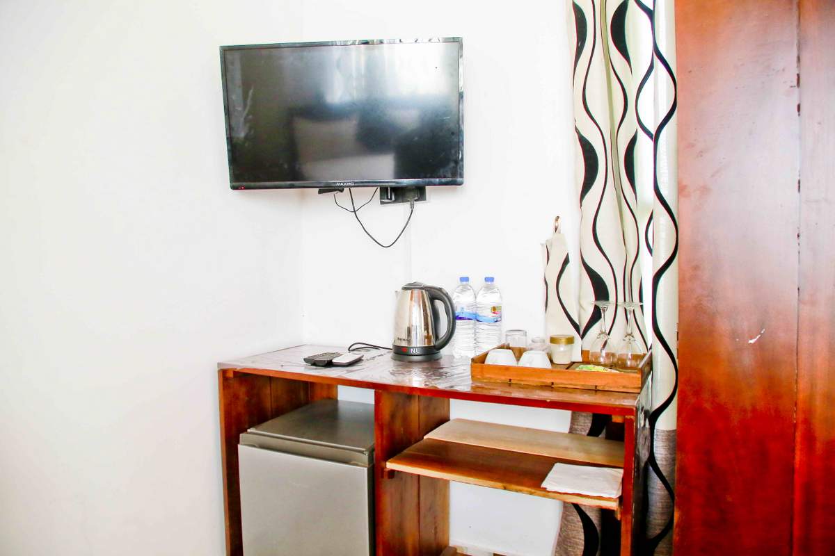 Indoor pool room amenities setup